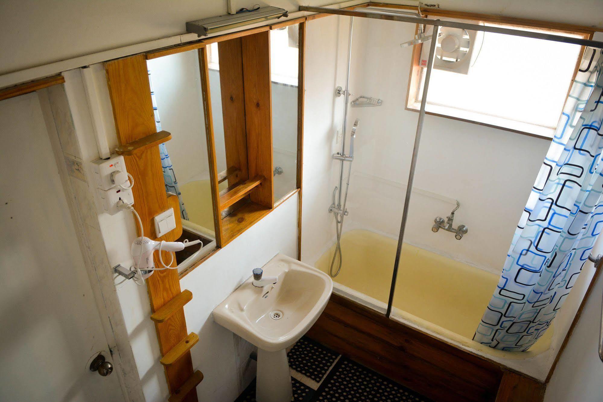 Explore Hostels Negombo Kochchikade Buitenkant foto