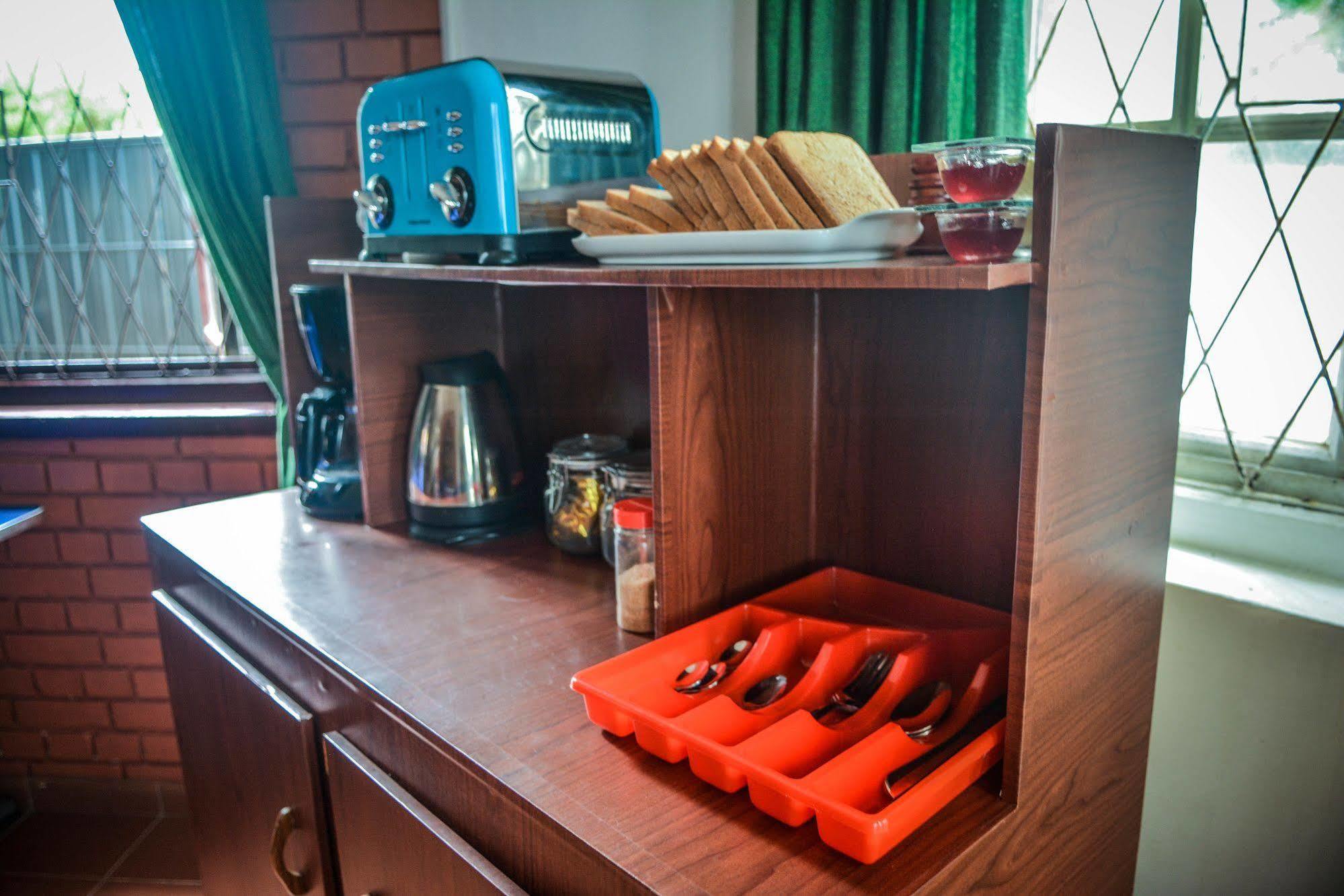 Explore Hostels Negombo Kochchikade Buitenkant foto