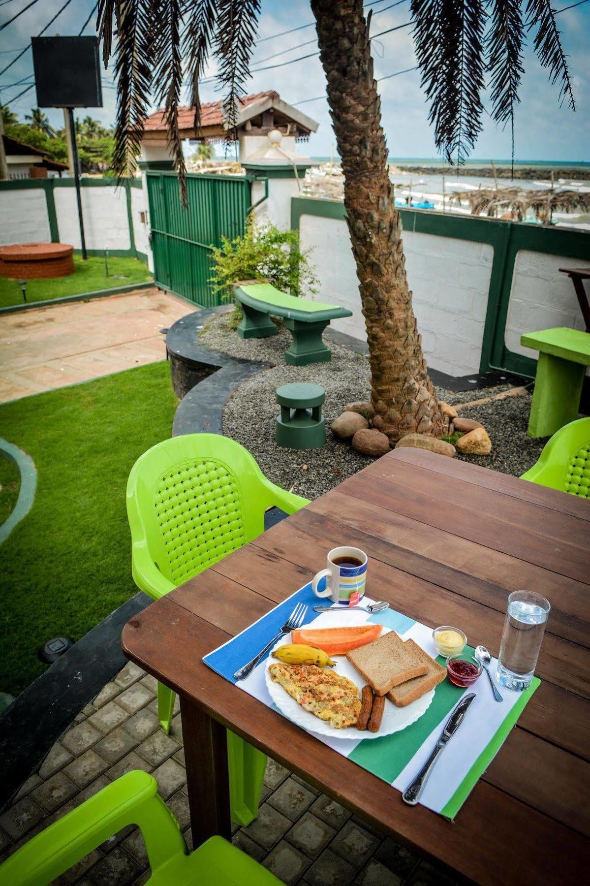 Explore Hostels Negombo Kochchikade Buitenkant foto