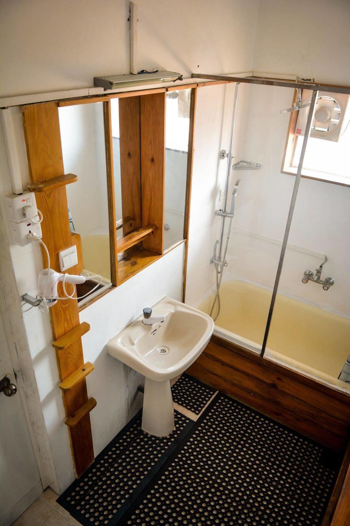 Explore Hostels Negombo Kochchikade Buitenkant foto